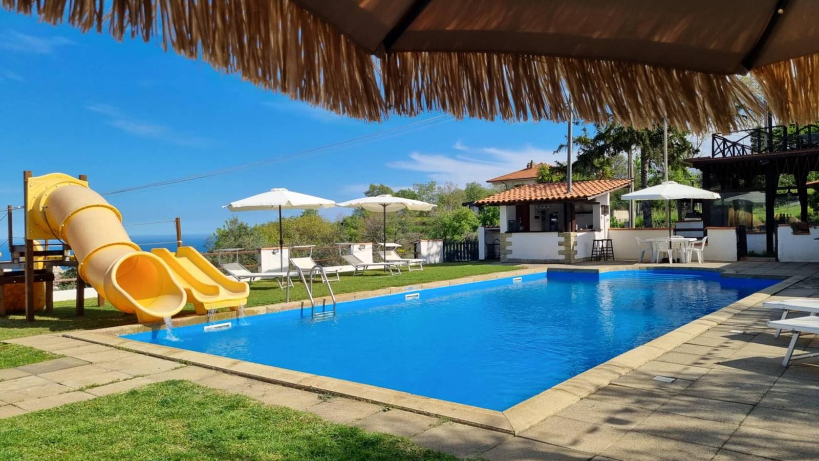 Villa "Dans le vert" de l'Etna avec vue sur la mer, piscine, Wi-Fi, terrasse et jardin in Piedimonte Etneo, Etna
