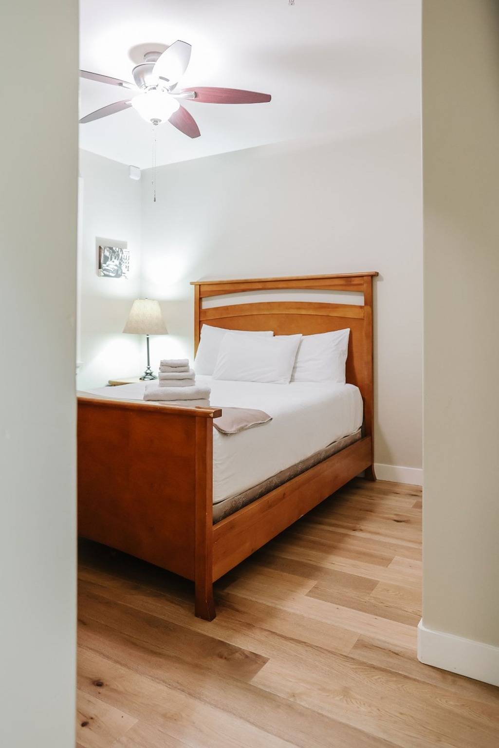 Barona Beach Chateau: Serene Coastal Getaway in West Kelowna, Crystal Mountain