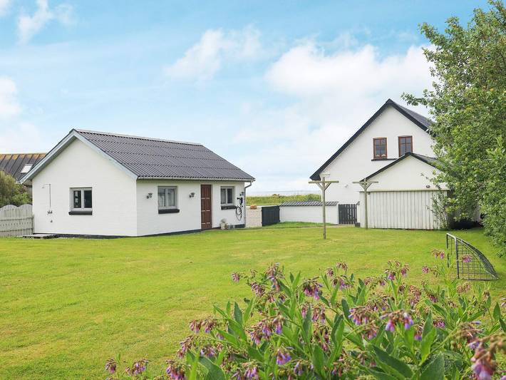 Ferieudlejning for 10 personer, med terrasse, husdyr tilladt i Agger
