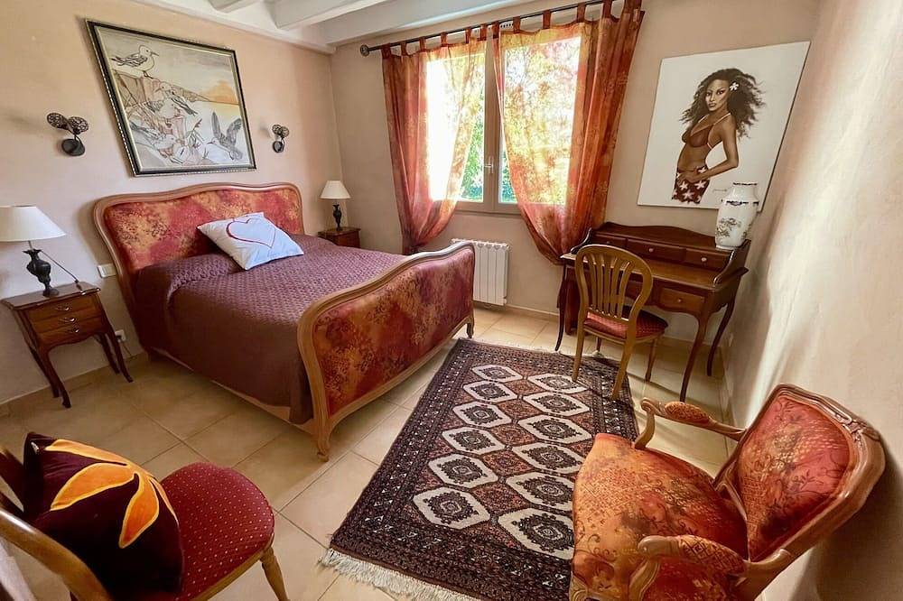 Cozy vacation home with beautiful pool, terrace and garden in Le Porge, Lesparre-Médoc region