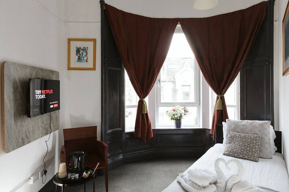 Oakshaw Guesthouse - Cozy Single Room in a Central Location. R10 in Paisley, Renfrewshire