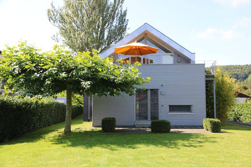 Ganze Ferienwohnung, Ferienhaus "Haus Winkelwiesen" - 3,5-Zimmer-Ferienhaus, Terrasse, Balkon, Seenähe, Eg/Og, 136 qm in Gaienhofen, Untersee