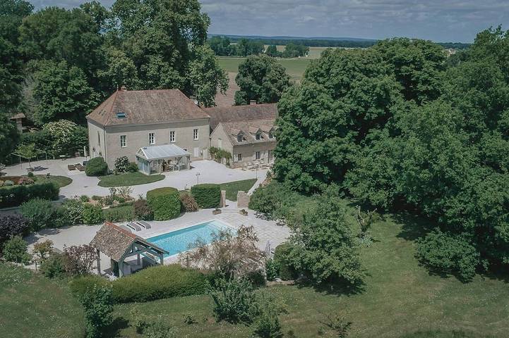 Location de vacances pour 14 personnes, avec Balcon ainsi que Jardin et Piscine à Meursanges