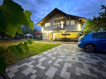 Gîte pour 6 personnes, avec jacuzzi et jardin, adapté aux familles dans Câmpina