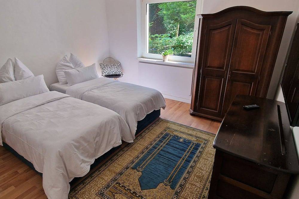 Nice Home Surrounded by Nature with Whirlpool & 3 Bedrooms Near Fairtrade Essen in Stadtbezirk IX, Essen