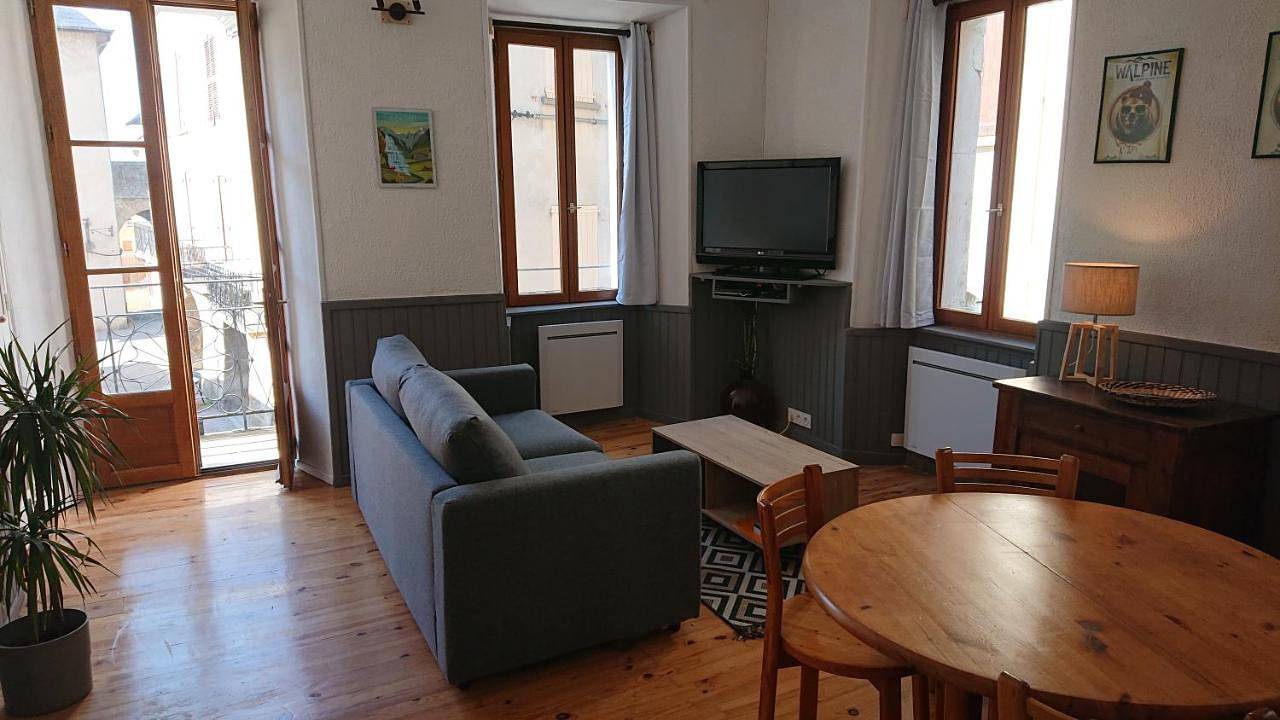 Appartement entier, One-Bedroom Apartment in Saint-Bonnet-en-Champsaur, Parc national des Écrins