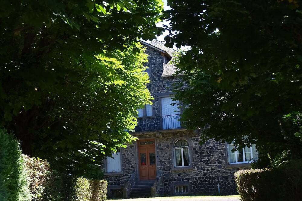 Appartement entier, Bel appartement dans maison traditionnelle in Neussargues en Pinatelle, Parc naturel régional des Volcans d'Auvergne