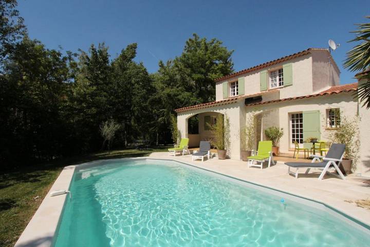 Villa pour 4 personnes, avec jardin ainsi que terrasse et piscine