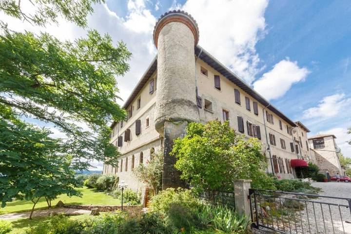 Hôtel pour 4 personnes, avec bassin pour enfant et vue ainsi que jardin et piscine, animaux acceptés dans Chaumont-le-Bourg