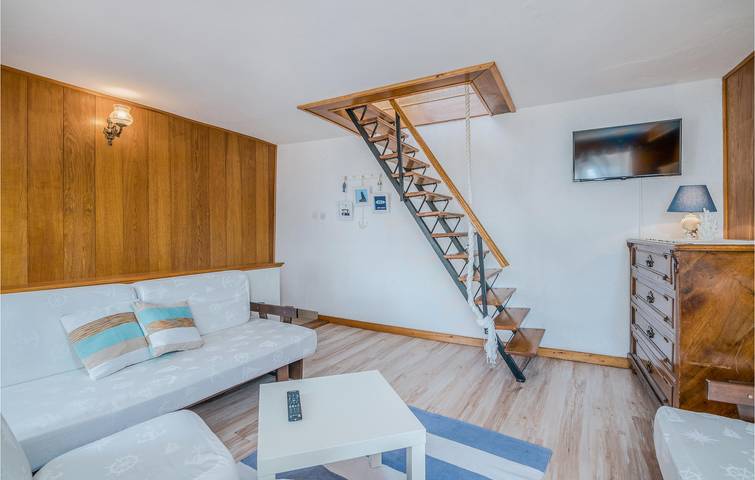 Charmant appartement d'une chambre avec terrasse, Wi-Fi et à deux pas de la plage ! in Baška, Krk