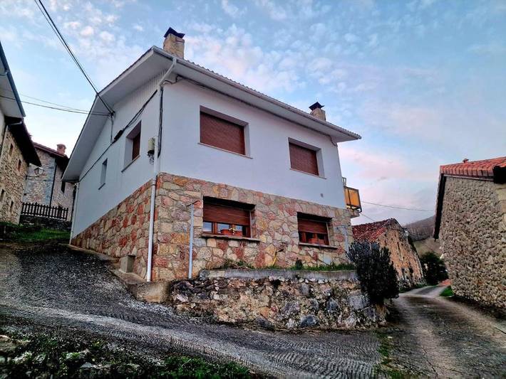 Casa rural para 5 personas, con vistas y terraza, Se admiten mascotas en Cabrales