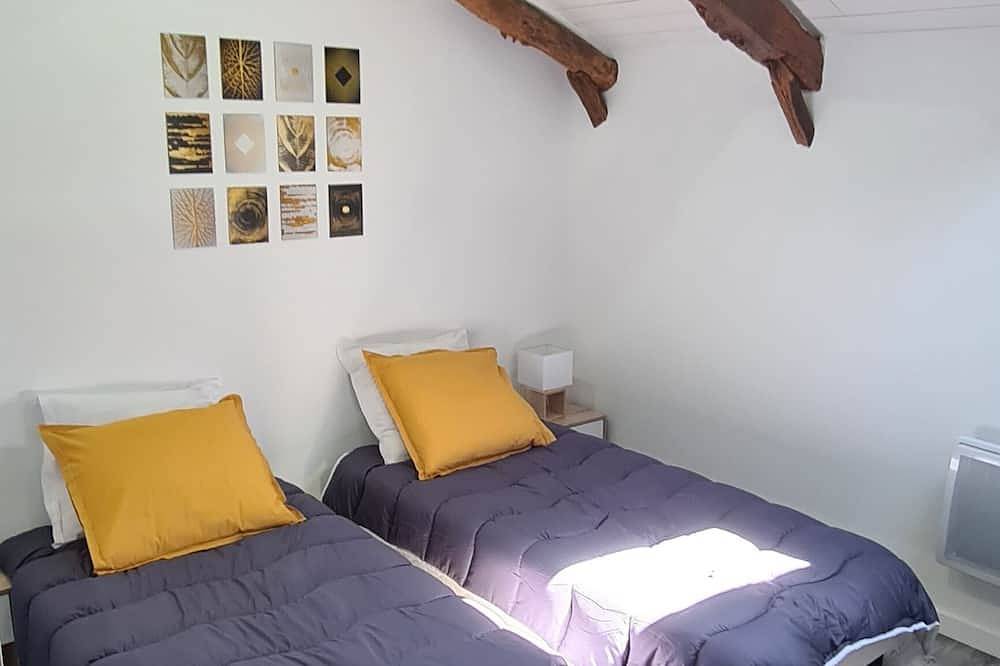 Maison de campagne rénovée  juste à côté de sentiers de randonnées. in Labastide-sur-Bésorgues, Parc naturel régional des Monts d'Ardèche