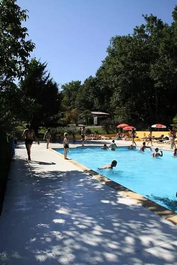 Camping pour 4 personnes, avec terrasse et piscine dans le Limousin