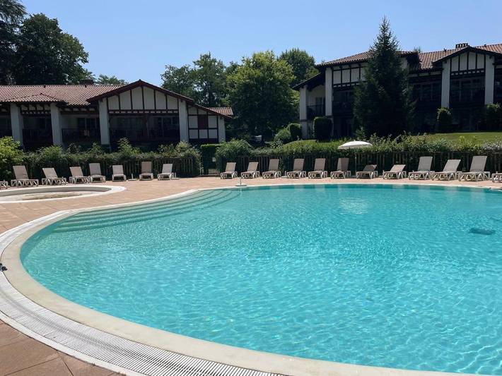 Gîte pour 4 personnes, avec vue et terrasse ainsi que piscine et jardin, animaux acceptés à Uhart-Cize