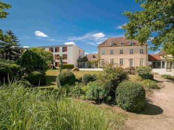 Hôtel pour 3 personnes, avec jardin ainsi que vue et piscine à Longvic