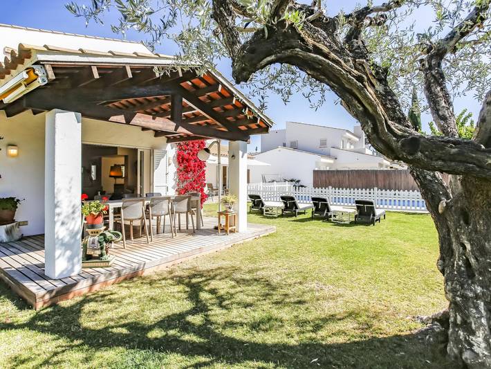 Location de vacances pour 10 personnes, avec jardin ainsi que terrasse et piscine, adapté aux familles à Sant Pere de Ribes - 4