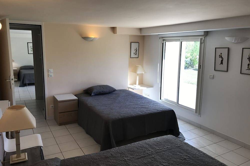Big house with pool house, large garden in a marvelous vacation city in L'Isle-sur-la-Sorgue, Vaucluse