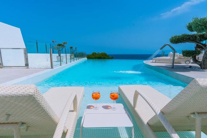 Villa für 14 Personen, mit Balkon und Whirlpool sowie Terrasse und Garten in Calpe