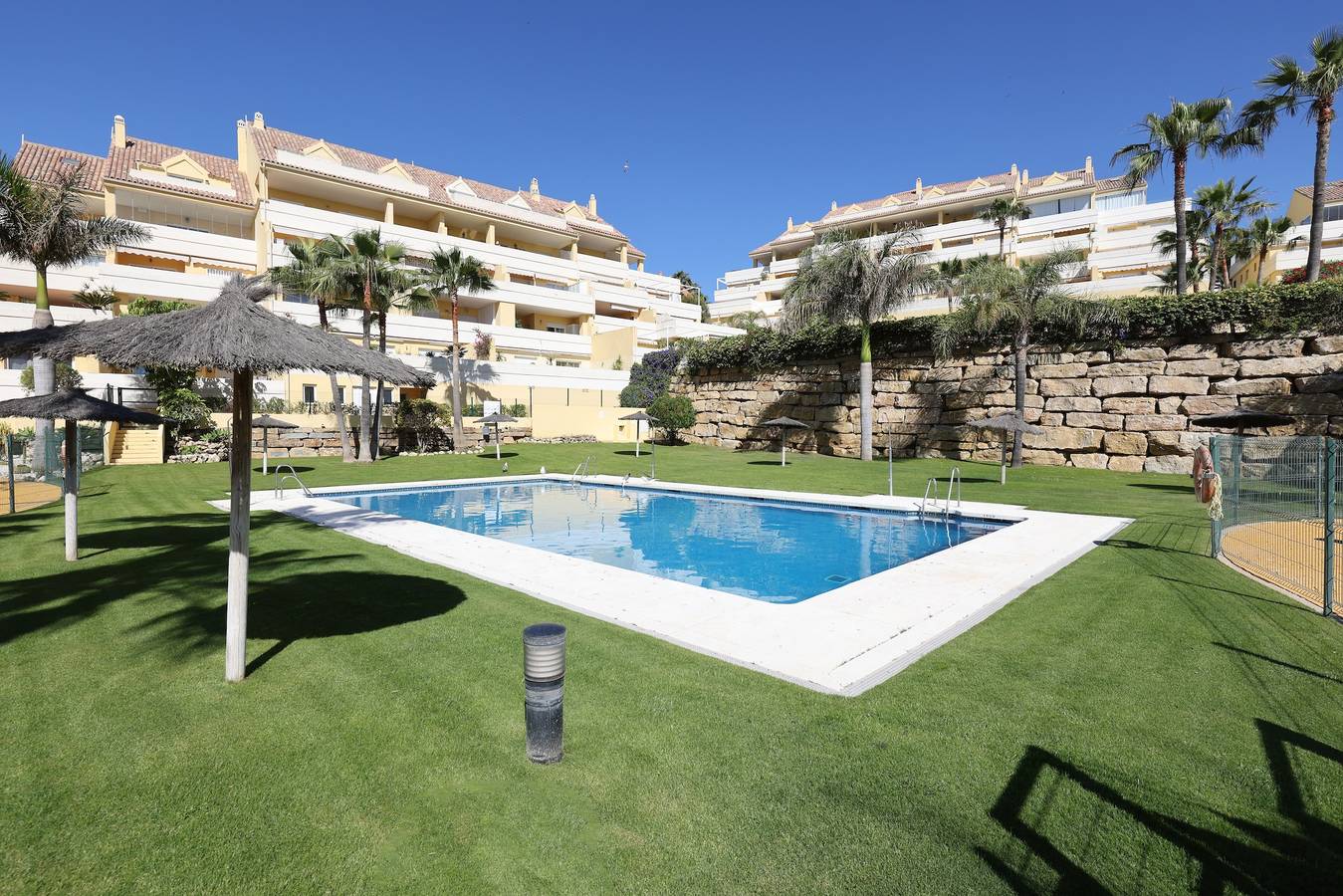 Appartement entier, Grand appartement de vacances 'Puerto Alto' avec vue mer, piscine partagée et Wi-Fi in Puerto Deportivo de Estepona, Estepona