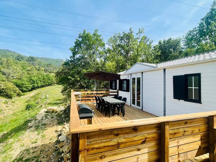Camping pour 6 personnes, avec vue et terrasse ainsi que jardin et piscine, adapté aux familles