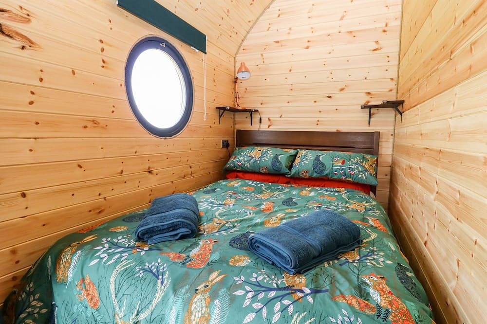 The Happy Valley Pod, romantic, with hot tub in Chipping Norton in Oxfordshire