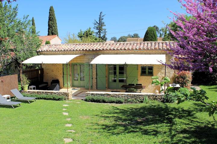 Gîte pour 2 personnes, avec jardin ainsi que piscine et terrasse à La Penne-sur-Huveaune