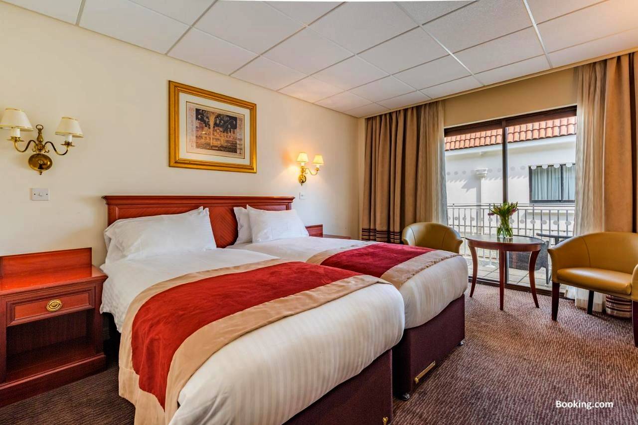 Hotel for 10 people with yard in Guernsey