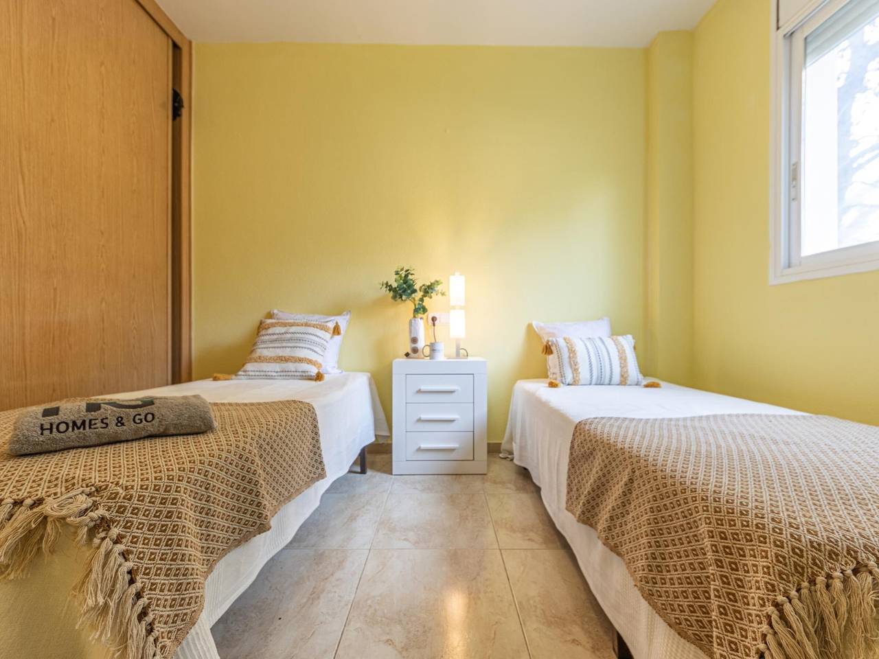 Entire apartment, Spacious Duplex with Terrace, Pool & Parking Near the Beach in Salou in Platja de la Pineda, Costa Dorada