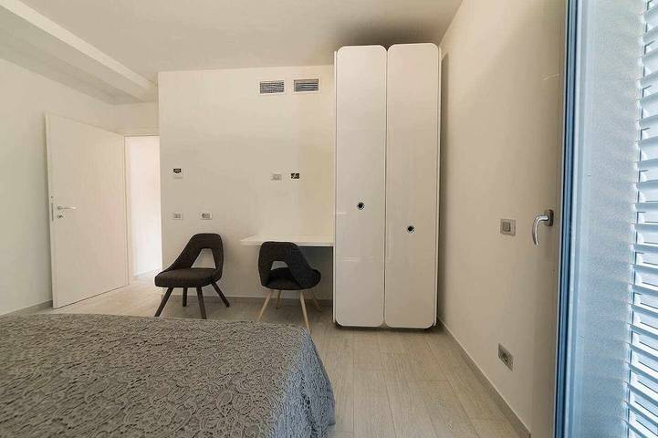 Entire apartment, Residence Arena - new, modern, air con and pool in Lazise, Garda Mountains