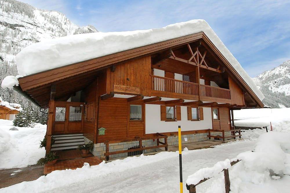 Gemütliche Wohnung in einem Ferienhaus für 5 Leute mit  W-Lan, Tv und Terrasse in Penia, Canazei
