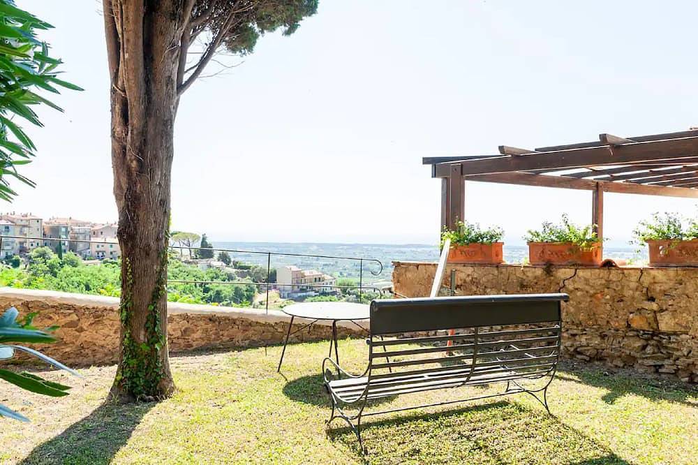 Apartamento entero, Garden Apartment with Sea view -- hilltop Medieval village, 10' from the Beach. in Castagneto Carducci, Costa Etrusca