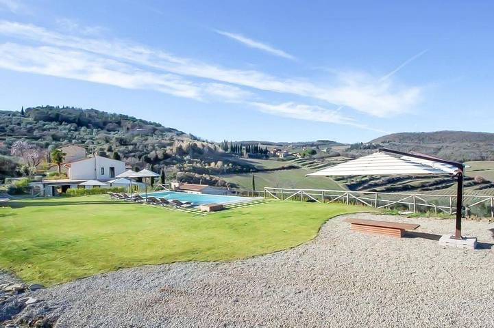 Villa für 14 Personen, mit Whirlpool und Terrasse sowie Garten und Pool