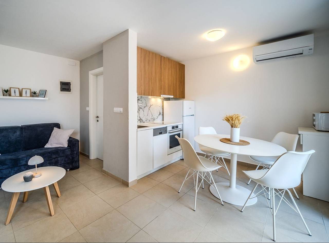 Ganzes Studio, Apartments Tomy - Studio Apartment with terrace in Sutivan, Brac