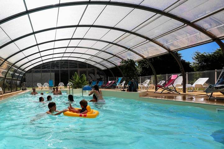 Camping pour 4 personnes, avec bassin pour enfant ainsi que terrasse et piscine, animaux acceptés