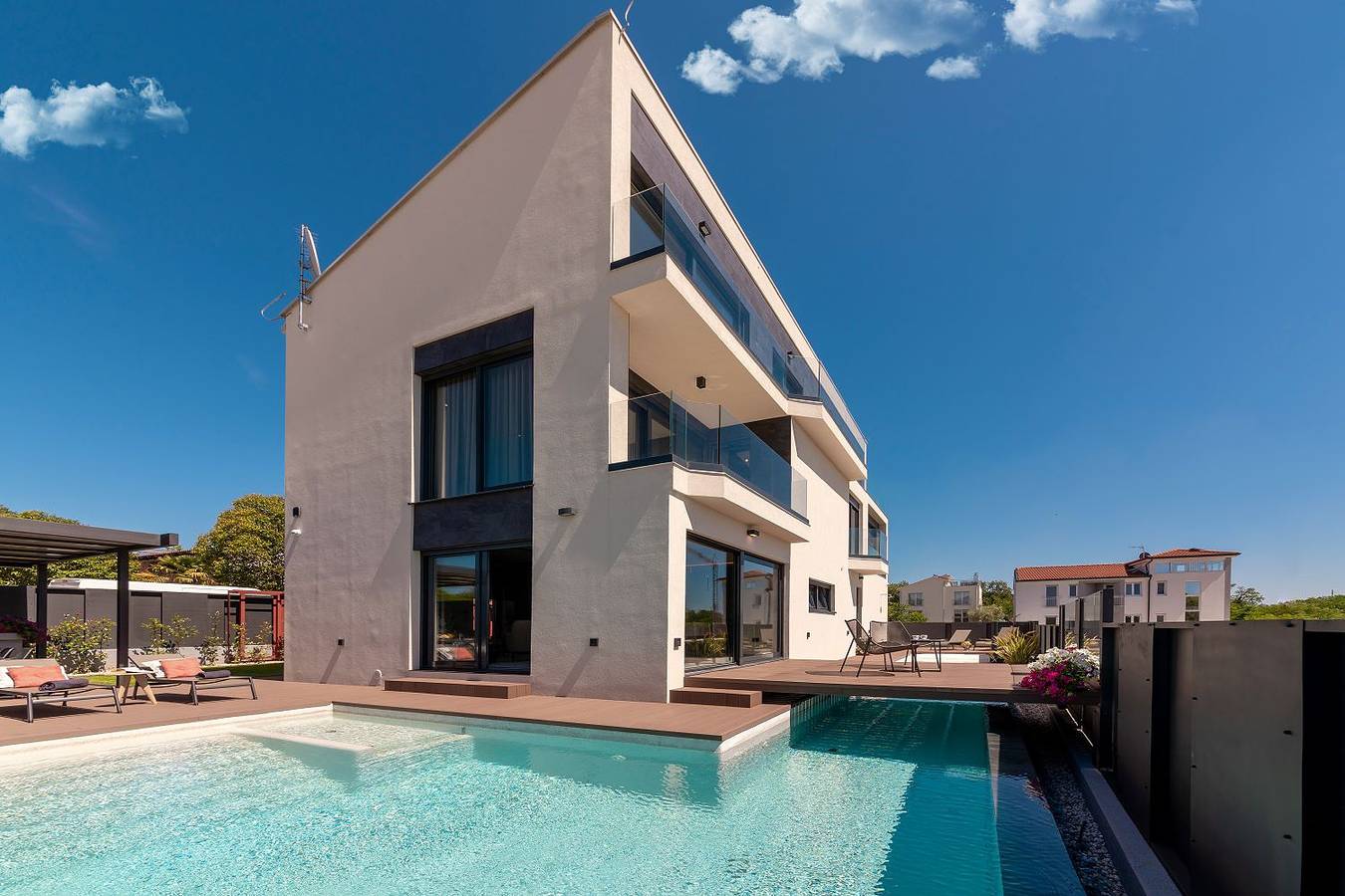 Noble strandnahe Villa mit Meerblick, Privatpool, Gym, nur 700 Meter zum Strand in Poreč, Grad Poreč