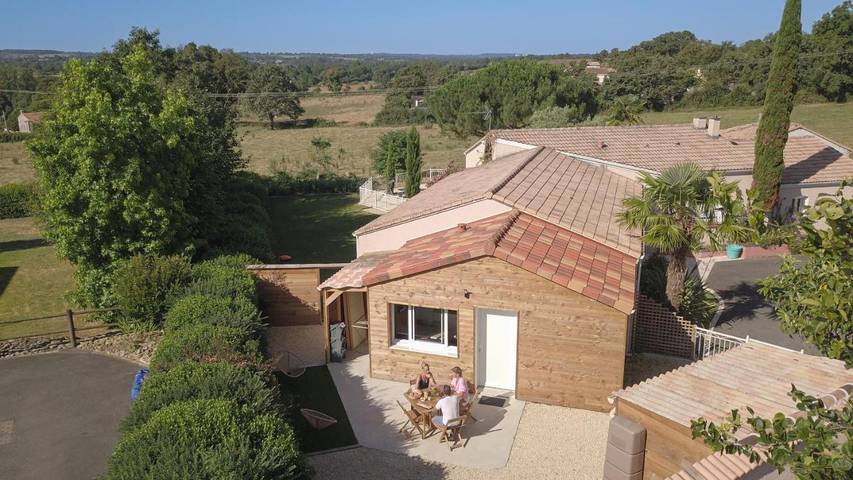Location de vacances pour 3 personnes, avec Terrasse ainsi que Jardin et Piscine à Nueil-les-Aubiers