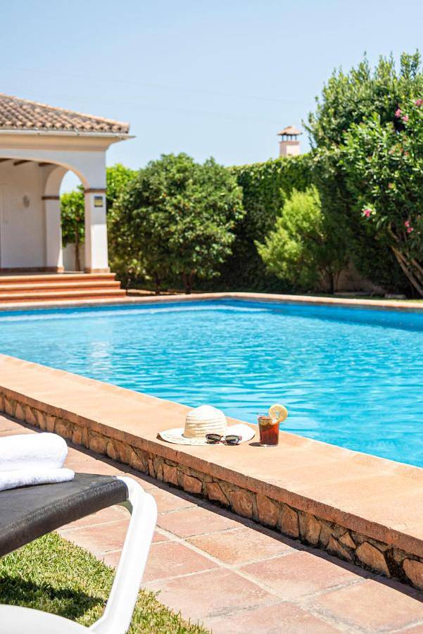 Chalet para 10 personas, con terraza además de jardín y piscina en Antequera - 4