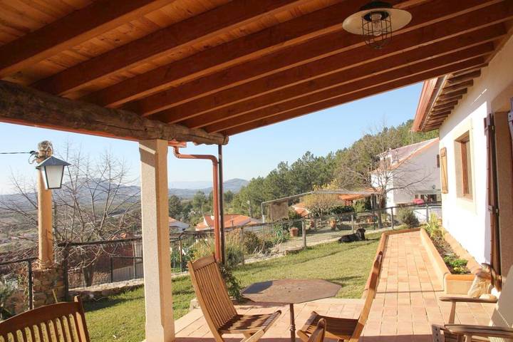 Alojamiento y desayuno para 2 personas, con Jacuzzi además de Terraza y Jardín en Sierra de Gata