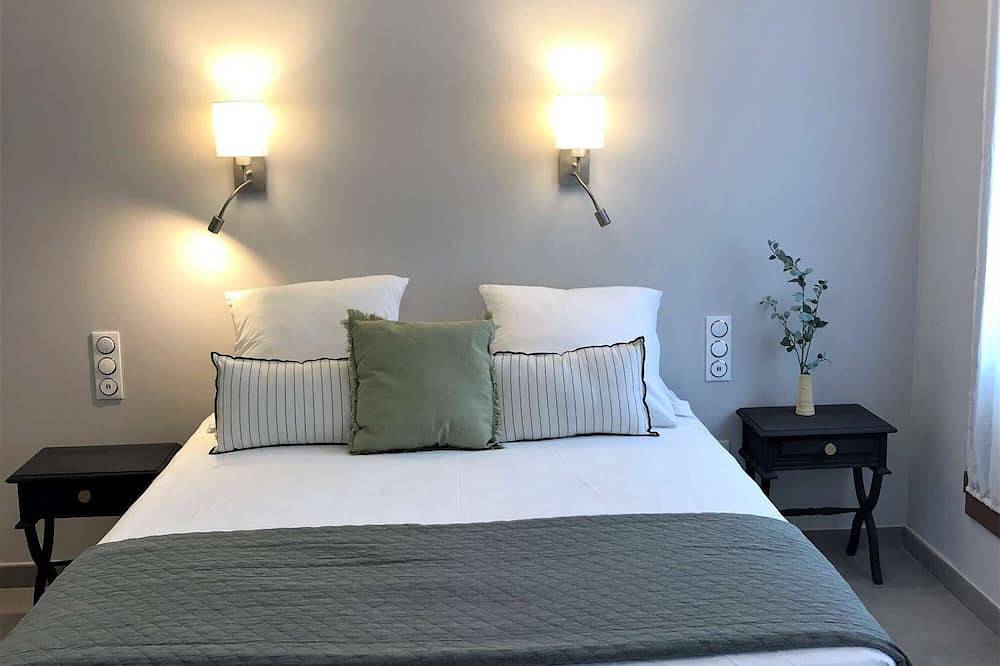 Appartement entier, Studio appartement au deuxième étage côté rue in Sète, Côte méditerranéenne (France)