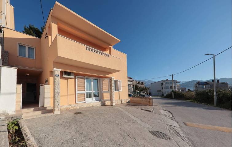 Appartement de vacances entier, Appartement confortable de 2 chambres avec terrasse, Wi-Fi et parking près de la plage in Split, Split-Dalmatie