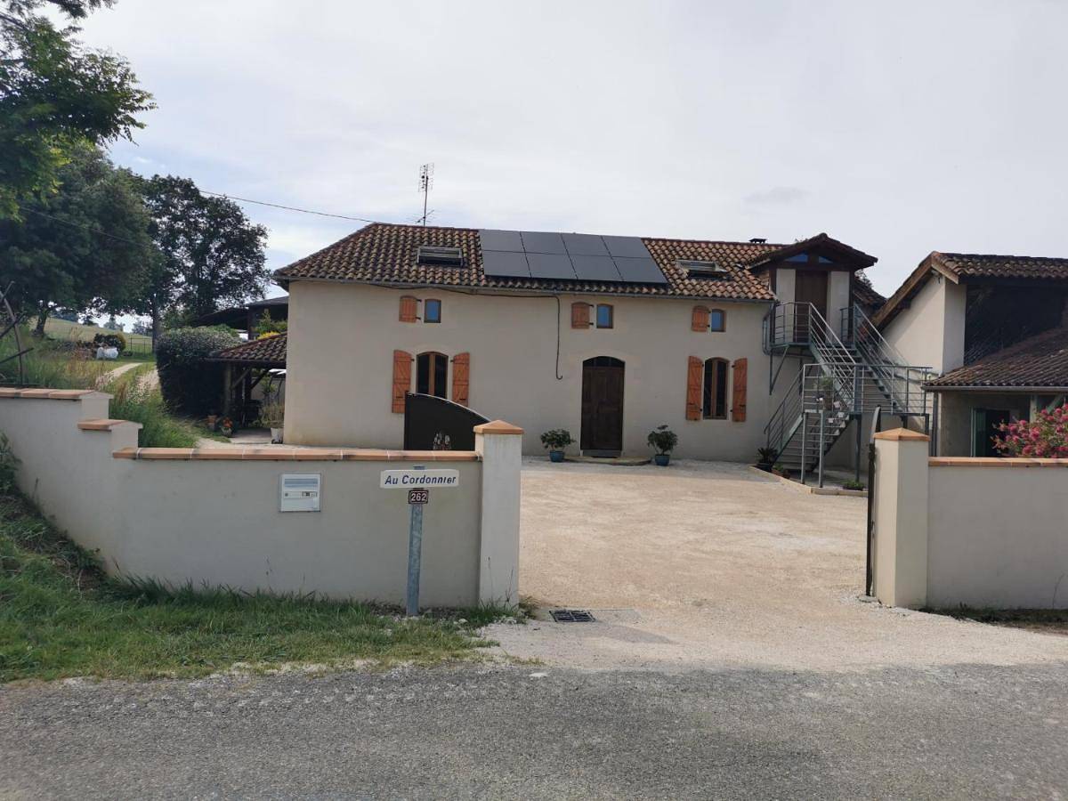 Family Room with Private Bathroom in Troncens, Gers