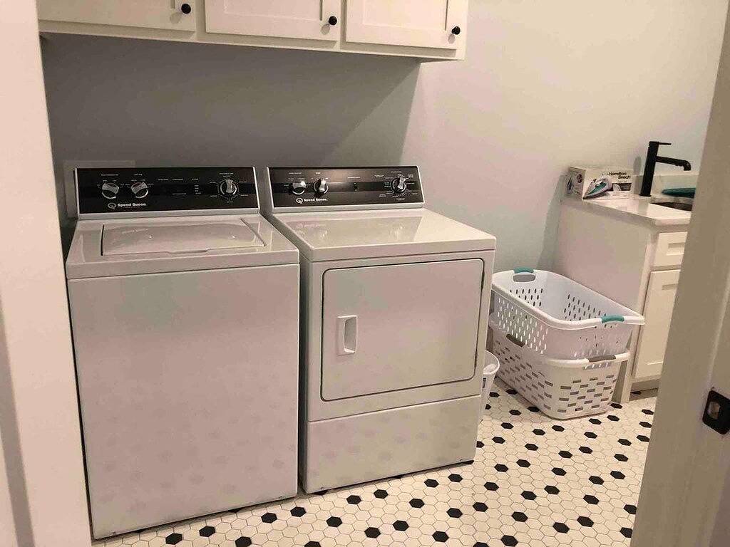 Ganze Wohnung, The Brownstone ★ 1 Block zum Downtown Town Square in Bentonville, Ozark Mountains