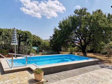 Ferienhaus für 8 Personen, mit Garten und Pool sowie Ausblick, mit Haustier in Kaštela