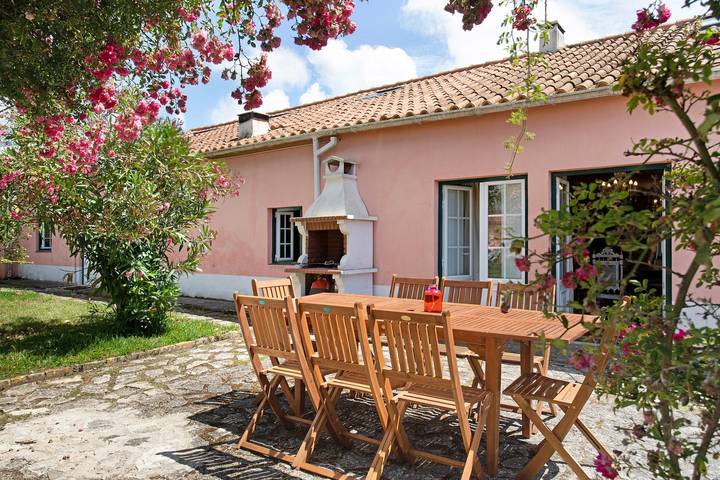 Family-Friendly Vacation Home 'Casa Alfeizerão' with Garden & Wi-Fi in Alfeizerão, Leiria District