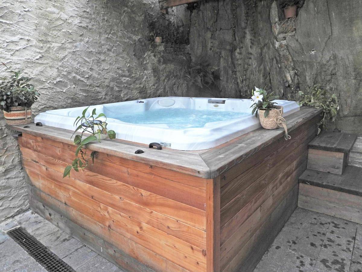 Ganze Wohnung, Green Chalet Scalotta - Wonderful Terrace Lake and Mounts View Jacuzzi & Spa in Dervio, Orobie Alpen West