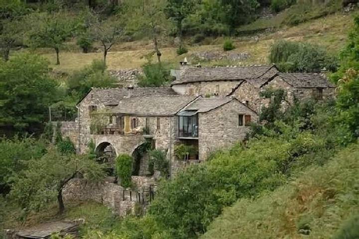 Gîte pour 6 personnes, avec jacuzzi et jardin ainsi que piscine et terrasse à Pied-de-Borne
