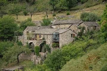 Gîte pour 6 personnes, avec jacuzzi et piscine ainsi que terrasse et jardin à Pied-de-Borne