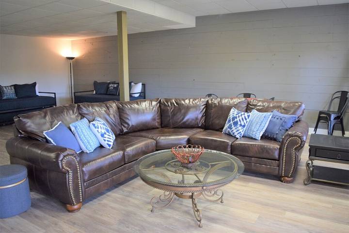 Vacation rental for 14 people, with yard in Lewis Smith Lake