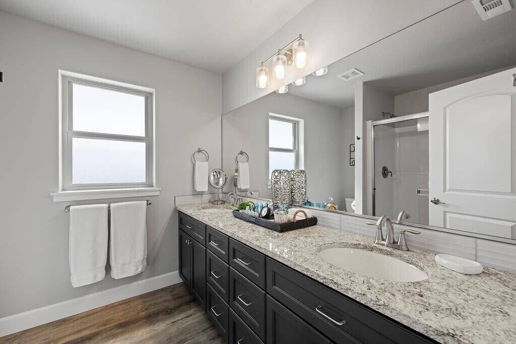 New house!! Outdoor Hot tub with beautiful sunset views in Kennewick, Washington