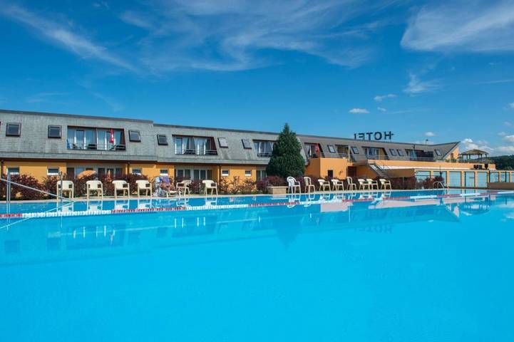 Hôtel pour 2 personnes, avec sauna et jardin ainsi que piscine et bassin pour enfant